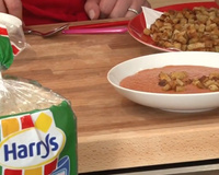 Gaspacho de tomates au chèvre et petits croûtons