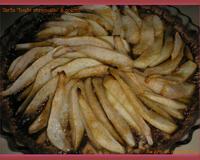 Des poires fondants sur une pâte sablée sucrée.La saveur de la vergeoise dans la pâte donne une jolie couleur et une saveur incomparable pour cette tarte aux poires.