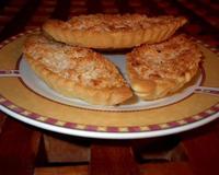 Faire une pate é avec la noix de coco, oeufs et confiture dessus.