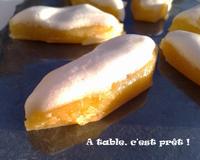 Spécialité d'Aix-en-Provence, le calisson, petite gourmandise aux amandes et melon confit, fait partie des traditionnels 13 desserts de Noël en Provence.