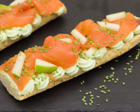 Tartine saint môret-wasabi et saumon pomme verte