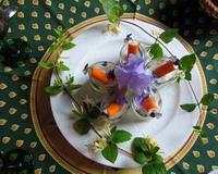 Battre 3 faisselles de fromage de chèvre frais, huile d'olive, poivre à la cardamome, fleur de sel, fines herbes. Mettre dans les verres, ajouter 1 baton de surimi aux…