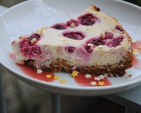 Cheesecake aux framboises sur coulis de fruits rouges
