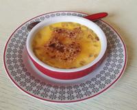Une crème brûlée légèrement acidulée avec une petite croûte caramélisée craquante ! Un véritable délice.