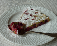 Un clafoutis aux framboises avec quelques pistaches pour changer du traditionnel clafoutis au cerise.
