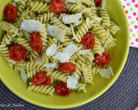 Pâtes spirelli au pesto de ciboulette, basilic, tomates cerise confites et parmesan
