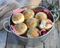 Voilà des petits pains à l'italienne farcis façon pizza. C'est l'idéal pour un pique-nique ou pour un plateau télé.