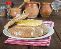 Fondue de camembert dans un pain