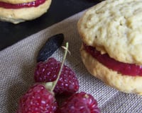 Whoopies à la fève tonka et curd framboise