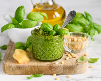 Découvrez le secret du pesto maison du chef italien Simone Zanoni pour des pâtes inoubliables !