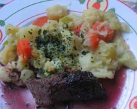 Rôti de boeuf au vin rouge accompagné de pommes de terre, courgettes, carottes.