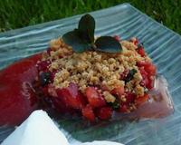Ce crumble s'accompagne d'un coulis de fraises et d'une crème au mascarpone délicieusement parfumée à l'amande.