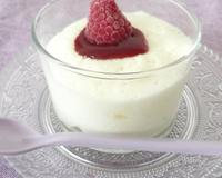 Un nuage de fromage blanc relevé d'une pointe sucrée de coulis de votre fuit préféré.