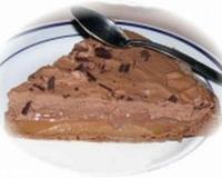 Une couche de caramel fondant recouverte d'une fine chantilly au chocolat au lait.