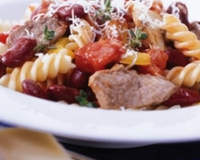 Fusilli accompagnés de boeuf haché, tomates, haricots rouges, champignons, relevés de poudre de chili