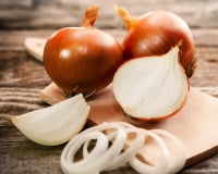 Vous pleurez toujours en coupant les oignons ? Ce détail fait vraiment la différence