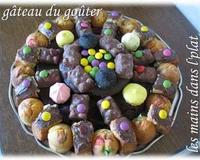 un joli gâteau pour les enfants plein de bonbons et de chocolat!