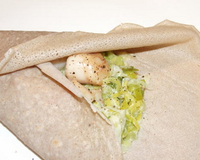 Une galette de sarrasin garnie de poireaux finement émincés à la crème, beurre salé et saint-jacques.