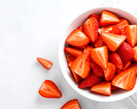 Citron, menthe ou balsamique : 3 exhausteurs de goût naturels pour sucrer vos fraises autrement