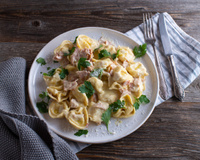 Ces tortellini à la crème et au jambon sont parfaits pour un dîner express en semaine