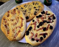 Fougasse lardons, olives noires de Nyons