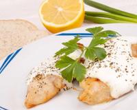 Des escalopes coupées en carrés de 5cm, avec des échalotes des olives vertes, des lardons, de la crème fraîche le tout sur un lit de pain grillé.