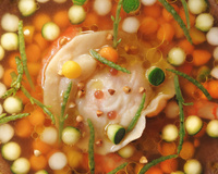 Consommé de crevettes, ravioles et billes de légumes