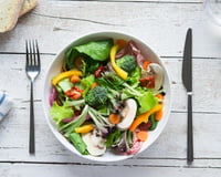 Vous mangez vos champignons crus en salade ? Voici pourquoi il vaut mieux éviter selon ses experts