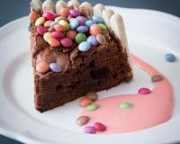 Envie d'une recette régressive à souhait ? Laissez vous tenter par les oursons en guimauve, les Smarties, le chocolat et les biscuits chocolatés !