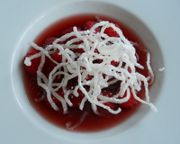 Un dessert très frais, facile à réaliser, dont la présentation est rendue moins classique grâce aux vermicelles de riz soufflés