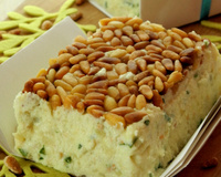 Terrine de pommes de terre aux herbes fraîches, pignons et Roquefort Papillon