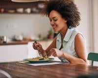 "Notre alimentation va contribuer à un bien-être émotionnel" : une diététicienne nous partage les aliments à privilégier au quotidien pour sa santé mentale