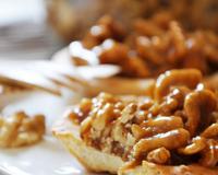 Les tartelettes aux noix, à mi-chemin entre la pâtisserie et la confiserie, elles feront le plaisir de tous les amateurs de noix et de caramel.