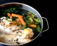 Comment faire un bouillon avec un reste de poulet ?