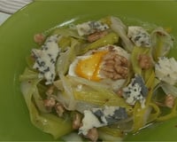 Salade tiède de poireaux, roquefort et oeuf poché