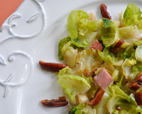 Feuille à feuille de choux de Bruxelles, jambon et noix de pécan