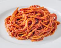 Découvrez cette recette italienne pour cuire les pâtes directement dans la sauce tomate, pour un maximum de saveurs