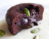 De merveilleux petits moelleux au chocolat bien coulants et croquants en leur centre grâce à l'insertion de truffes à la pistache. Au final, l'association chocolat, pistache…