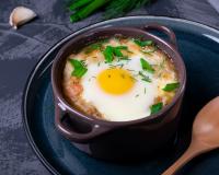 C’est la recette parfaite du dimanche soir : un oeuf cocotte au reblochon, simple et réconfortant