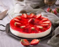 Simone Zanoni partage sa recette ultra rafraîchissante de cheesecake glacé aux fraises, idéale pour les beaux jours !