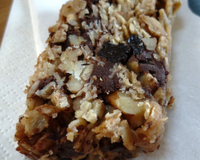 Des p'tits gâteaux très croustillants avec des raisins secs, des pépites de chocolat et des noix de pécan, un vrai délice ! Un coup de pompe?...croquez une bouchée de…