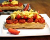 Un rectangle de pâte feuilletée tartiné de moutarde, des tomates confites, des fraises, de la crème de balsamique, des oeufs brouillés et une touche de basilic frais,…