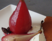Poires pochées au jus d'hibiscus, chantilly vanillée