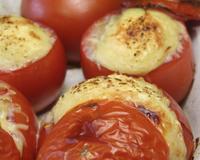 Une recette gourmande et délicieuse de tomates farcies : de la pulpe de tomates fondue au thym, du chèvre frais enrobé de moutarde forte et de chapelure.