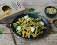 Casarecce de pois chiches, pousses d'épinards, pignons de pin et feta rôtie