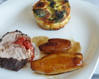 Ballottine de filet mignon enrobée de tapenade et farci au jambon speck et tomates confites