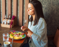 “Solo dining” : pourquoi de plus en plus de français adorent manger seuls au restaurant