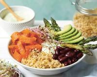 Un veggie bowl réunit des céréales et des légumineuses pour un apport en protéines, des légumes de saison cuits et crus pour…