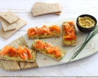 Des tartines sans gluten au houmous d'avocat et saumon fumé idéales pour l'apéro, pour une entrée légère ou u repas sur le pouce.