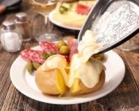 Avant l'arrivée du printemps, cette pomme de terre au four façon raclette est la recette qu’il vous faut !